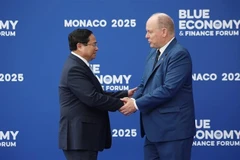 摩纳哥亲王阿尔贝二世迎接范明政总理出席第三届联合国海洋大会。图自越通社
