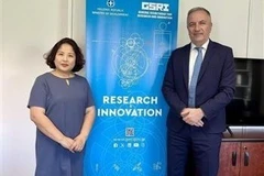 越南驻希腊大使范氏秋香与希腊发展部副部长、前希腊国会希越友好议员小组主席斯塔夫罗斯·卡拉法蒂斯。图自越通社