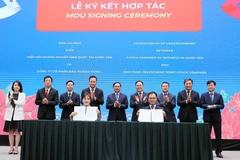 越南政府副总理兼外交部长裴青山与各位代表共同见证韩国企业协会与保兴投资股份公司签署合作协议。图自越通社