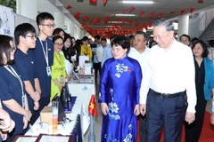 苏林总书记看望慰问河内-阿姆斯特丹重点高中。图自越通社