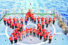 侨胞代表团走访慰问长沙群岛军民及DK1海上高脚屋。图自越通社