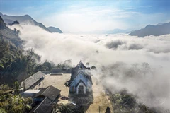 夯石村教堂位于浓密云雾的山谷。图自越通社