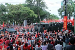 战士们在2025年8月25日第二次A80综合演练开始前与人民交流。图自越通社