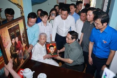 范明政总理一行前往广治省海陵乡上舍村看望慰问“越南英雄母亲”陶氏欣。图自越通社