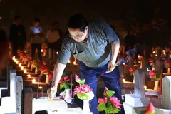 范明政总理出席长山国家烈士陵园缅怀英烈“点燃感恩烛光”仪式。图自越通社