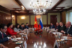 越共中央总书记夫人吴芳璃与俄罗斯副总理德米特里·尼古拉耶维奇·切尔内申科进行工作座谈。图自越通社