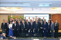 越共中央总书记苏林与韩国朋友合影留念。图自越通社