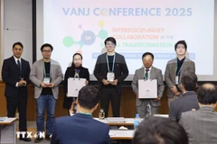 组委会向研讨会演讲嘉宾颁发纪念章。图自越通社