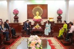 芹苴市人民委员会与中国驻胡志明市总领事馆代表团举行工作会谈。图自越通社