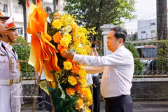 国会主席陈青敏在霍门郡宫国家历史文化遗迹进香。图自越通社