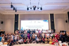 双方代表合影。图自人民报