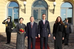 芬兰总统为越共中央总书记苏林及夫人举行隆重欢迎仪式。图自越通社