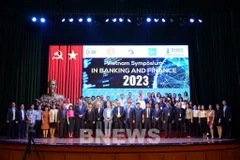 2023年越南银行与金融研讨会的与会代表合影留念。图自越通社