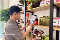 消费者扫描产品二维码，了解产地来源信息。图自越通社
