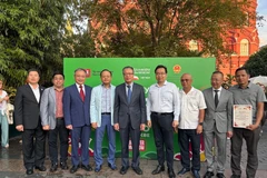 越南驻俄大使邓明魁与与会代表合影。图自越通社