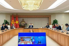 越共中央委员、政府副总理兼外交部长裴青山在越南政府驻地分别与老挝人民革命党中央委员、外交部长通沙万·丰威汉以及老挝人民革命党中央对外联络部代理部长本勒瓦·潘达努翁通电话。图自baoquocte.vn