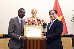 越南政府副总理、外交部长裴青山会见联合国教科文组织世界遗产中心主任拉扎尔·埃隆杜·阿索莫。图自越通社