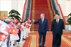 越共中央总书记苏林与朝鲜劳动党总书记、朝鲜国务委员长金正恩在欢迎仪式上向朝鲜儿童亲切挥手。图自越通社