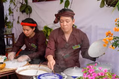 清池卷粉粉皮薄、软、透，带有大米自然清香，常配以清淡蘸料和炸葱食用。图自越通社