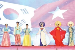 越南和韩国传统服饰表演。图自人民报
