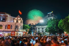 首都人民在还剑湖地区欣赏庆祝国庆80周年的绚丽烟花表演。图自越通社