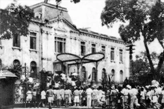 资料图：80年前，越南人民携手打击侵略者，赢得了八月革命的伟大胜利，将政权归还于人民。图自越通社