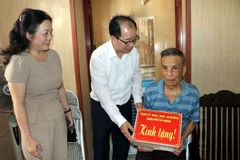 海阳省海阳市领导向刚完成住房改造的优抚家庭、贫困户和近贫户赠送慰问品。图自越通社