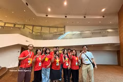越南学生合影留念。图自越通社