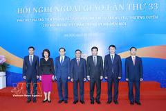 越共中央政治局委员、中央书记处常务书记陈锦秀与外交部干部合影。图自越通社