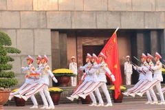 礼宾护卫队在胡志明主席陵前进行队列检阅。图自越通社