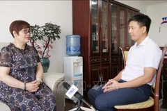 中国社会科学院马克思主义研究院教授、博士，越南问题专家潘金娥接受越通社记者的采访。图自越通社