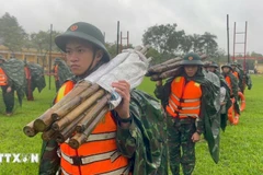 第13号台风来临之际，顺化市军事指挥部第6团部队随时做好应对准备。图自越通社