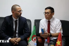 越南驻阿尔及利亚大使陈国庆与巴特纳省工商会主席阿卜杜勒卡德尔·图米。图自越通社