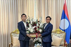 越南驻泰国大使范越雄率团前往老挝驻泰国大使馆，祝贺老挝人民民主共和国国庆50周年。图自越通社