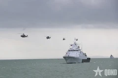 马来西亚皇家海军的4架直升机在阅兵式中飞过。图自《人民军报》