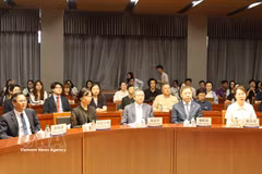 越南驻中国大使范青平（中）出席在北京外国语大学（BFSU）举行的“越中文化、旅游与教育交流及青年作用”专题交流活动。图自越通社