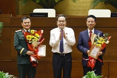 越南国会主席陈青敏向科技部部长阮孟雄和越南军队电信集团(Viettel)董事长兼总经理曹德胜颁发“致力于越南国会事业”纪念章。图自越通社