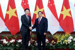 越南政府总理范明政（右）和新加坡总理黄循财。图自越通社