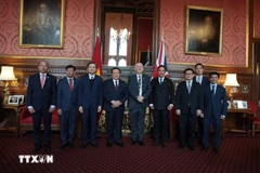 阮春胜与英国外交大臣西玛·马尔霍特拉与其他代表合影。图自越通社
