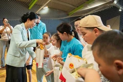 吴芳璃夫人还向中心的运动员们赠送了礼物。图自https://vietnamnet.vn/