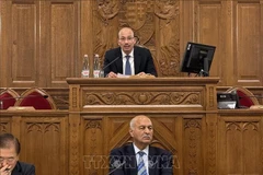 裴黎太大使（上）发表讲话。图自越通社