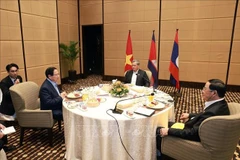 越南政府总理范明政与柬埔寨、老挝总理共进工作早餐。图自越通社