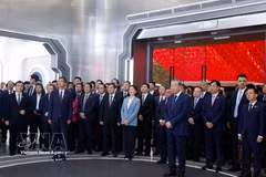 越共中央总书记、国家主席苏林参观中国-东盟人工智能创新合作中心。图自越通社