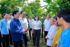 越南政府副总理梅文政走访慰问受灾群众。图自越通社