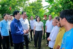 越南政府副总理梅文政走访慰问受灾群众。图自越通社