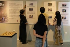 展览汇聚了九位来自国内外摄影师的作品。图自人民报