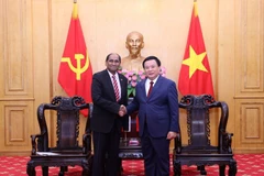 越共中央政治局委员、胡志明国家政治学院院长、中央理论委员会主任阮春胜在河内分别会见了新加坡驻越南大使贾雅·拉特南。图自越通社