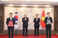 越共中央总书记苏林与韩国总统李在明共同见证越南科学技术部与韩国科学技术信息通讯部交换科技合作谅解备忘录文本。图自越通社