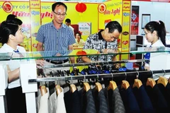 2025年上半年，全国社会消费品零售总额及消费服务营业收入累计达3.41万亿多越盾，同比增长9.3%。图自人民报