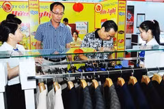 2025年上半年，全国社会消费品零售总额及消费服务营业收入累计达3.41万亿多越盾，同比增长9.3%。图自人民报